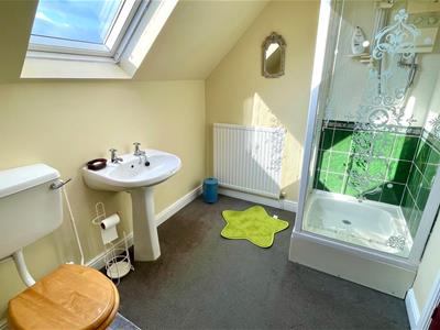 THREE PIECE SHOWER ROOM